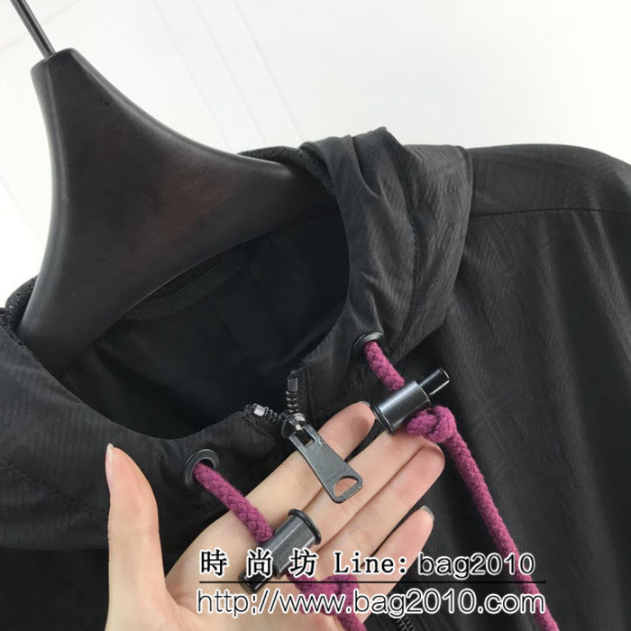 BALENCIAGA巴黎世家 19ss春季新款 暗紋格紋風衣外套 拼色logo印花 手臂撞色裁片 高版本男女同款 ydi2493